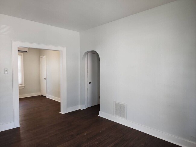 Foto del edificio - 1 Bed 1 Bath with wooden privacy fence