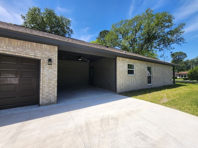 Building Photo - 2705 Goliad St