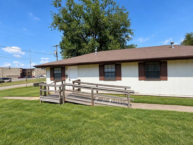 Building Photo - 2220 N Pierce Ave
