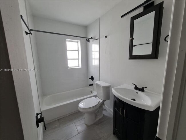 Building Photo - 2 bedroom in Miami FL 33138