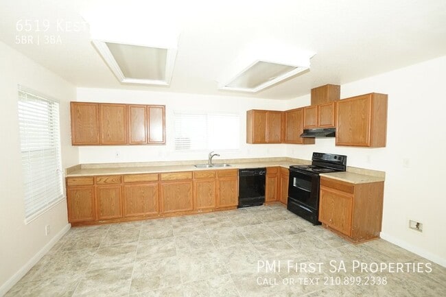 Building Photo - 5 bedrooms and 2.5 bathrooms ready to move...