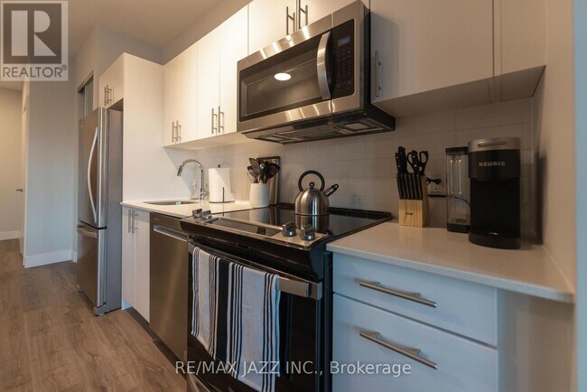 Photo du bâtiment - 80 Bond St E