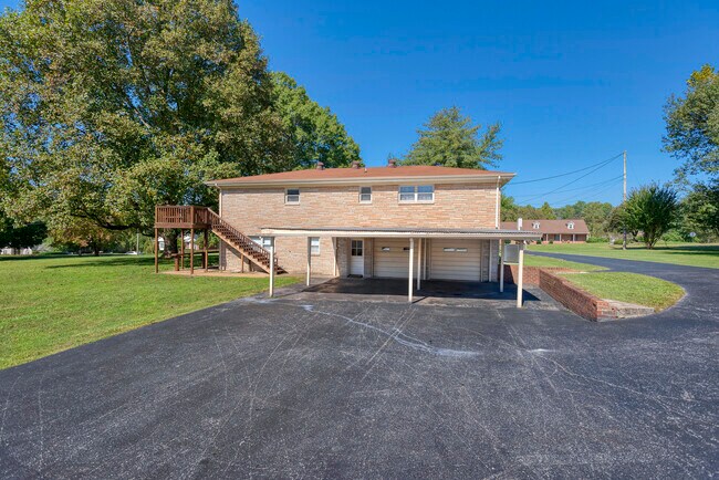 Back of House - 5760 Saundersville Rd