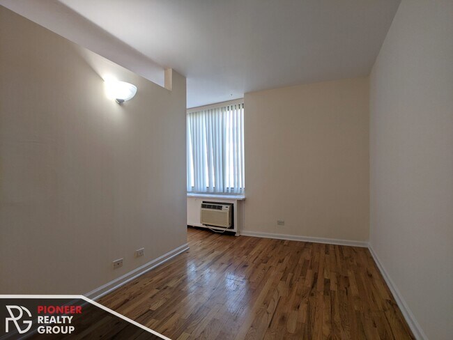 Foto del edificio - 826 W Wilson Ave