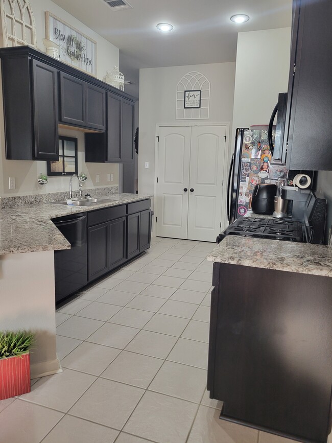 Building Photo - 1608 Pinecrest Dr