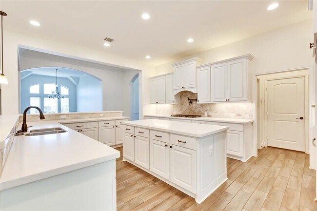Building Photo - 6112 Empresa Dr