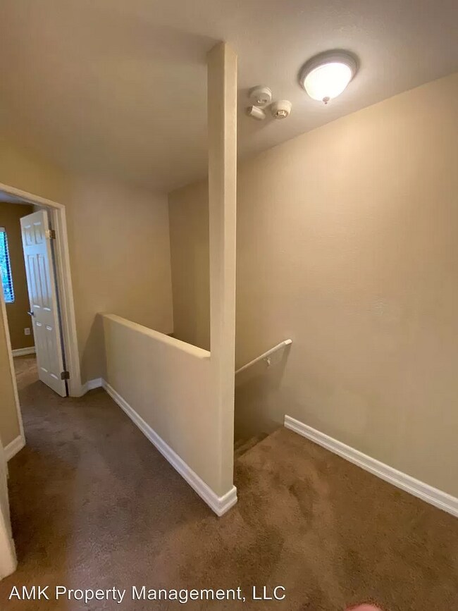 Building Photo - Upgraded Townhouse w/ Attached Garage