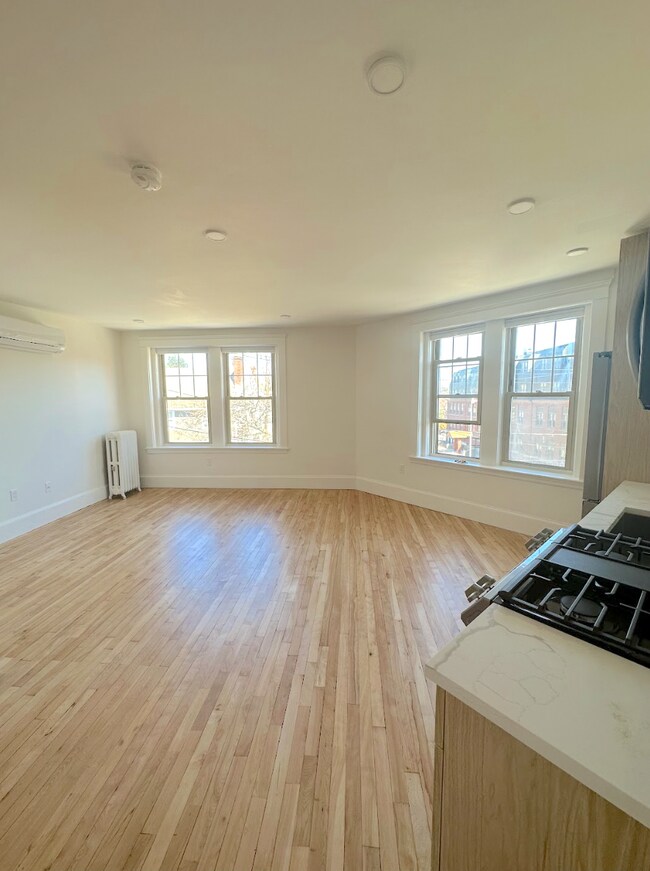 Foto del edificio - 22 Bradlee Rd