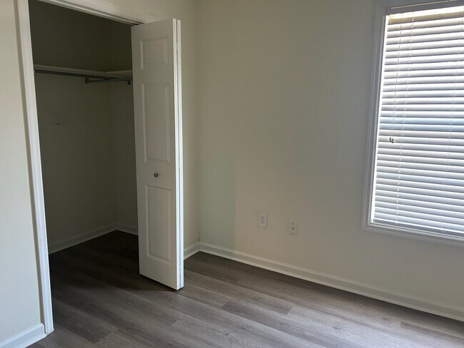 Building Photo - 1087 Fords Pointe Cir