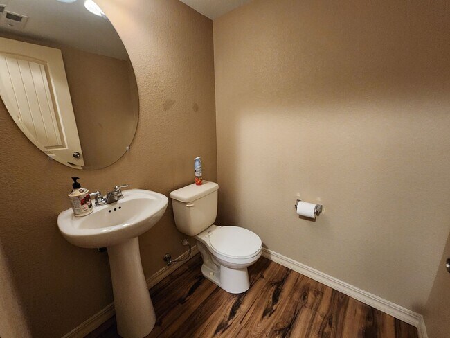 Foto del edificio - Stunning 4 Bed 3 Bath Home Near Peterson A...