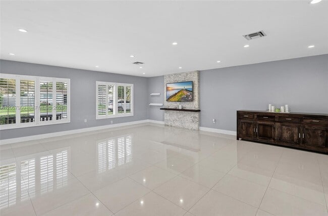 Building Photo - 4865 SW 94th Ave