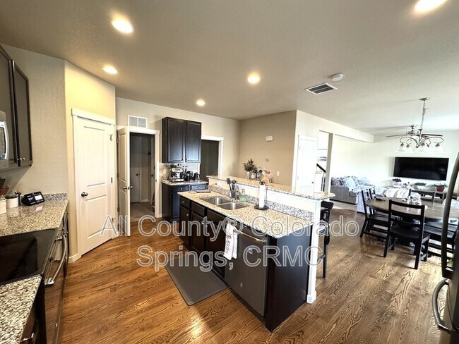 Foto del edificio - 8456 Hardwood Cir