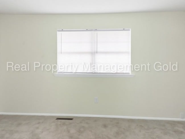 Building Photo - Renovated Pet Friendly Inner Townhouse