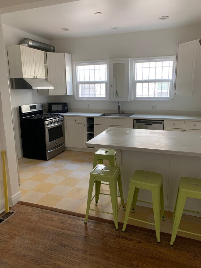 Cocina - 1034 S Cloverdale Ave