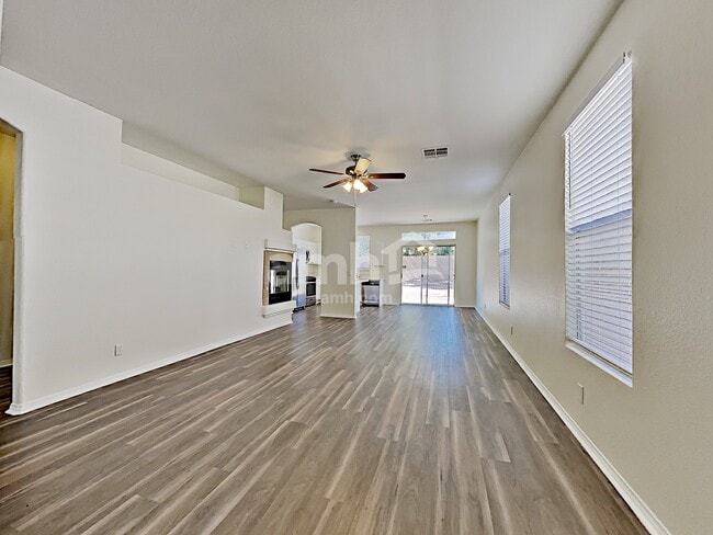 Foto del edificio - 265 S Summer Meadow St