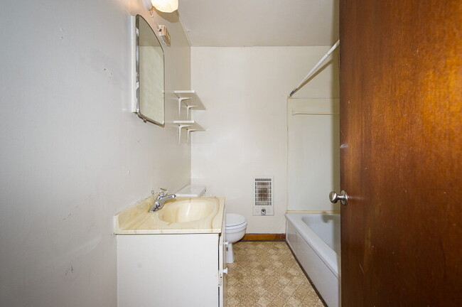 Building Photo - For Rent: 1BR, 1BA duplex