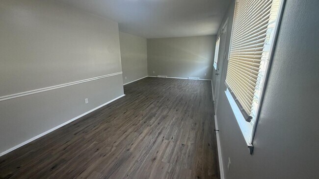 Foto del edificio - 10049 Lilac Ave