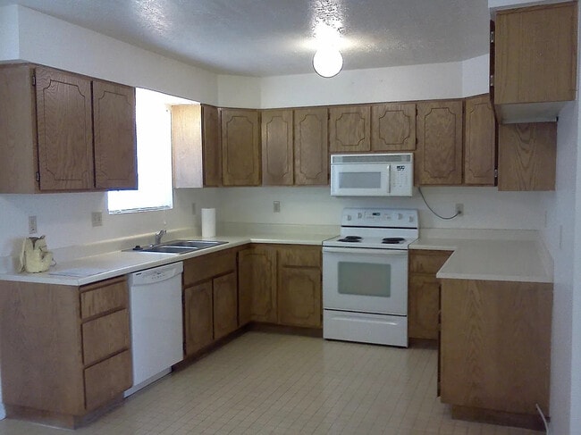 Building Photo - 1325 W 540 N