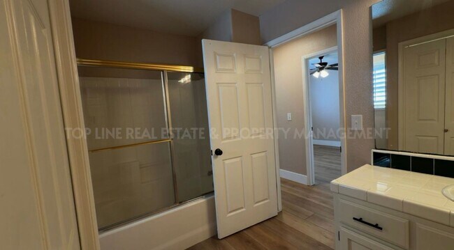 Foto del edificio - Home Sweet Home in NorthWest Hanford!  Available Now!
