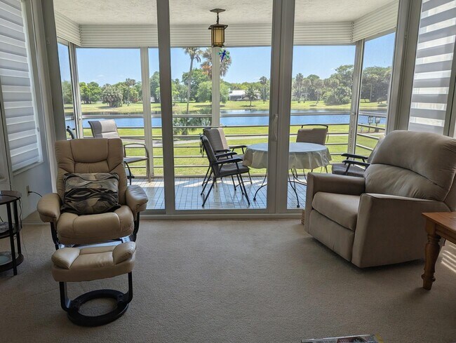Foto del edificio - 804 Cypress Blvd