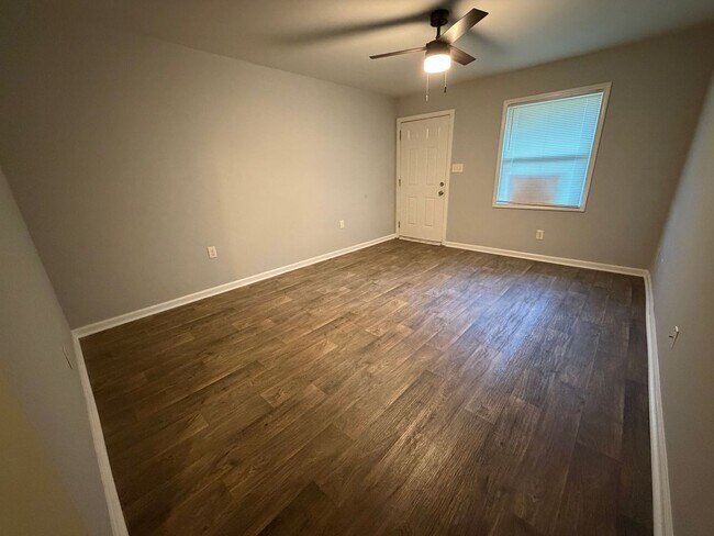 Foto del edificio - 5909 Lone Oak Dr SW