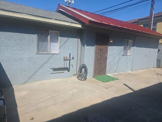 Foto del edificio - Must see this Large  one bedrom one bath  ADU home with availalbe off street parking.