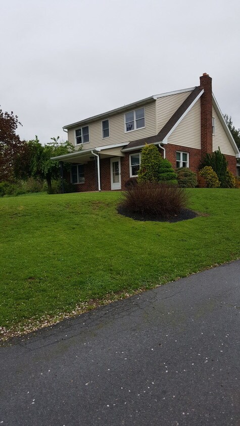Primary Photo - $1295 - 3 Bed, 1.5 Bath - East Earl