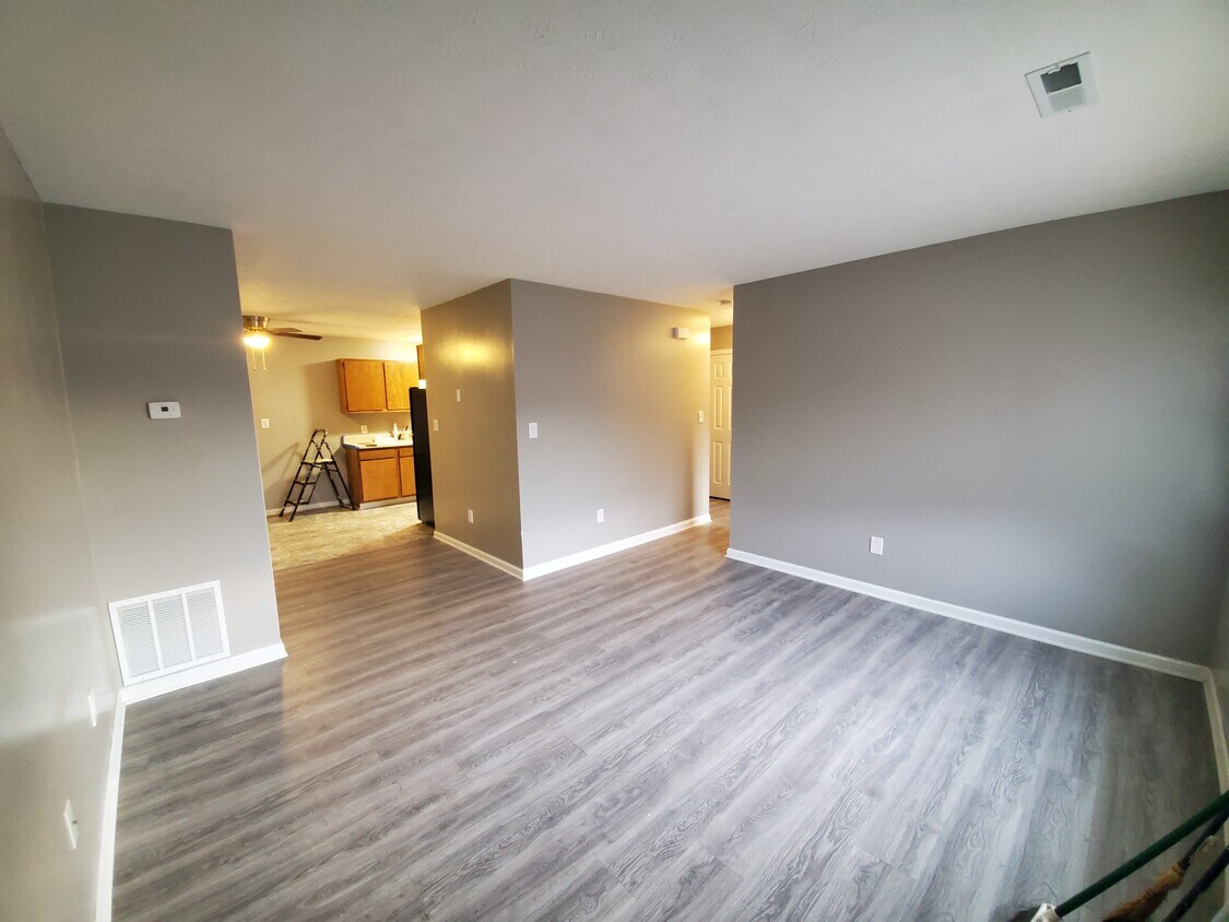 Living room viewed from front entrance - 737 N Main St