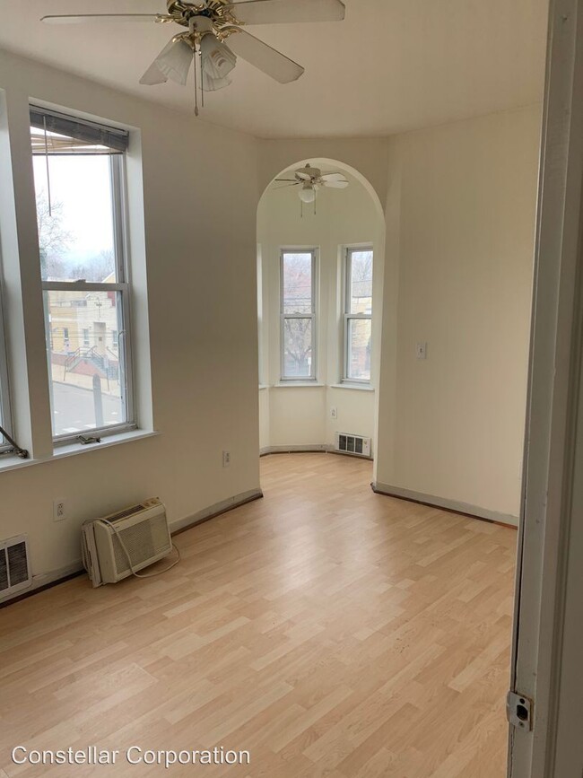 Building Photo - 2 br, 1 bath  - 4600 Woodland Ave.