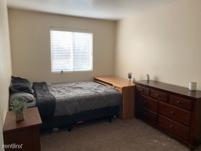Building Photo - 3 br, 1 bath Townhome - 1015 S 900 E
