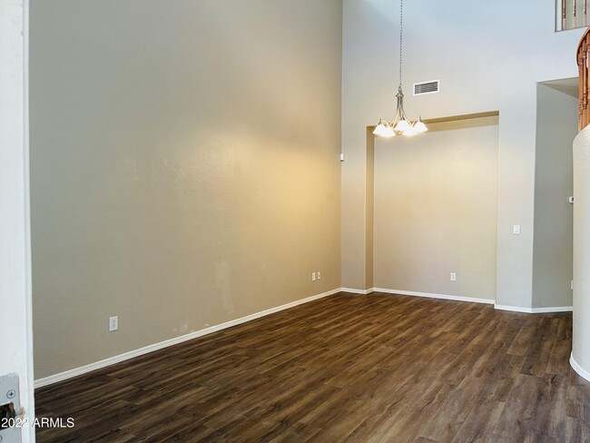 Building Photo - 505 W Julie Dr