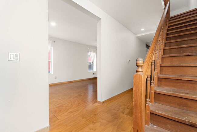 Front Entry 2 - 515 Charlotte St