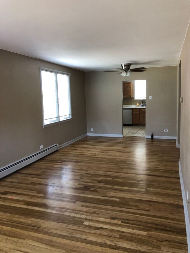 Building Photo - 2 Bedroom/1 bathroom unit in Multifamily  ...