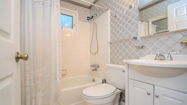 Baño #1 - 1301 Jones Dr