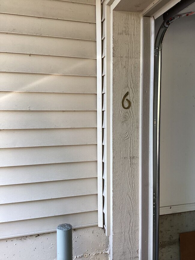 Building Photo - Charming Edmonds Condo with Two Garages an...