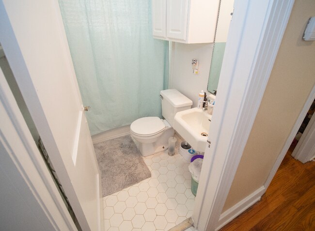 Building Photo - Grid House for Rent- 2 blocks to campus