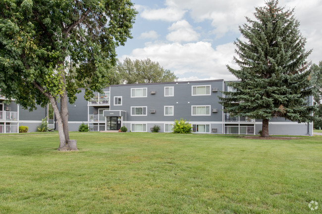 Valley Terrace Court Yard - Silver Leaf Property Management - Grand Forks