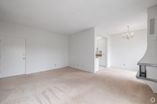 1 dormitorio, 1 baño - 800 pies cuadrados - Sala de estar - 11425 Rochester Ave