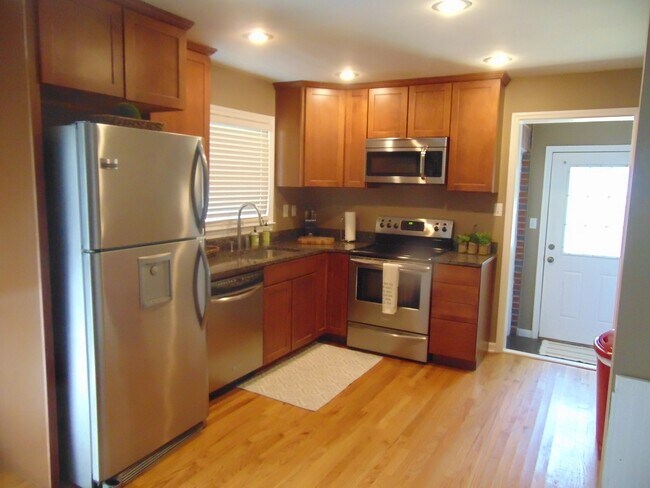 Foto del edificio - FULLY FURNISHED HOMENear Colleges, Medical, Shopping and Dining