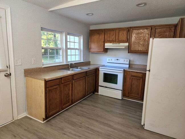 Building Photo - 2043 Maywood St