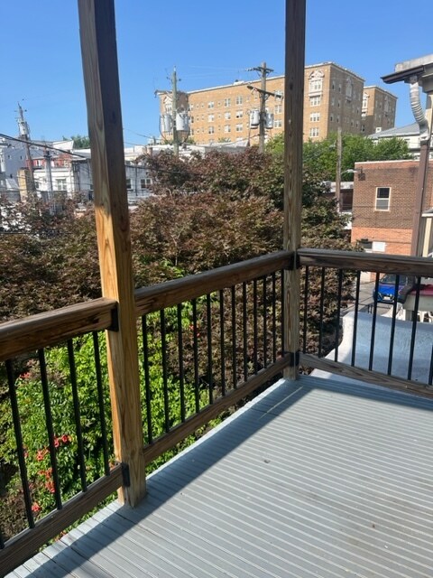 balcony - 105 E 32nd St