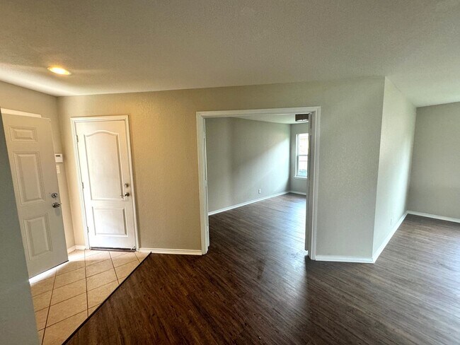 Foto del edificio - Updated Waterleaf Home with Custom Primary Bath & Easy I-35 Access