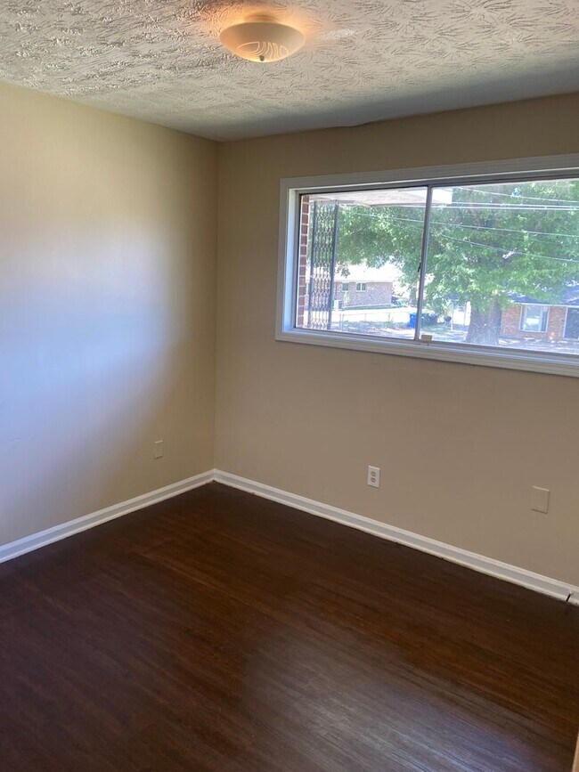 Building Photo - **ON HOLD**3 bedroom/1 bathroom in Columbu...