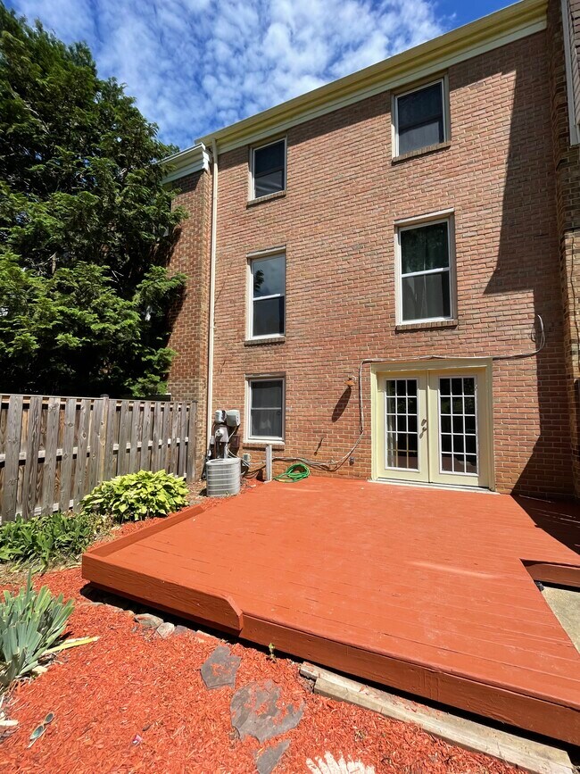 Building Photo - 9 Goodport Ct