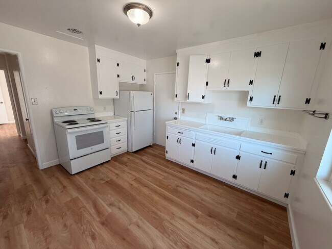 Foto del edificio - BRIGHT & SPACIOUS 2 BEDROOM/1 BATH AVAILABLE TO RENT IN LIVERMORE CA!!!!