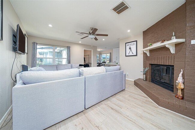 Building Photo - 7527 Oak Village Dr