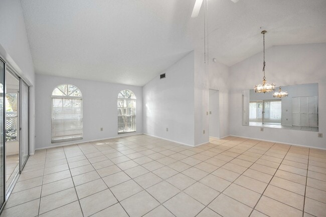 Foto del edificio - Beautiful Must See!! 3/2 Plus Sunroom & Garage!!  Gated Community!!