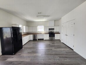 Building Photo - 6218 Red Oak Dr