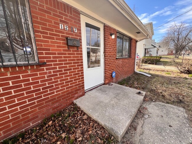 Building Photo - 3 Bedroom House