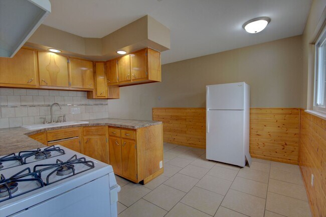 Building Photo - 3 bed home